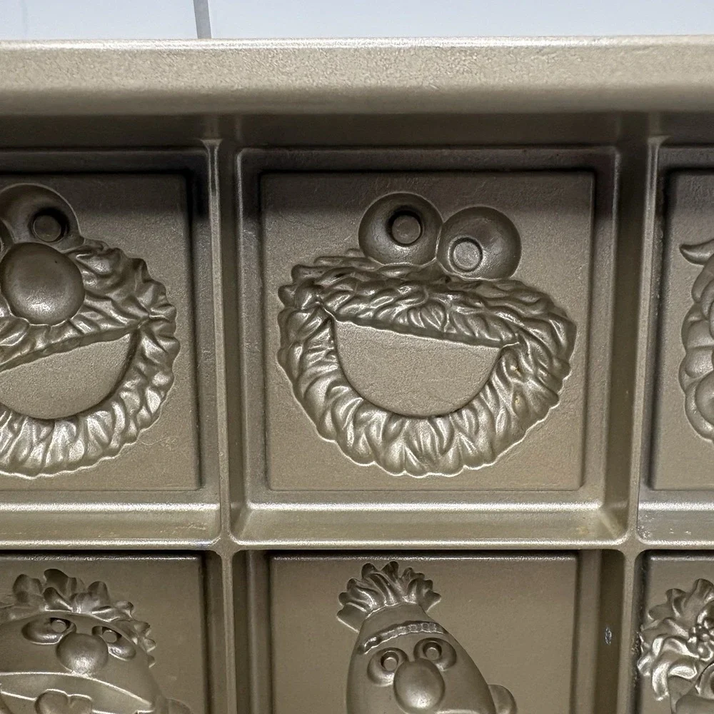 Nordic Ware Sesame Street Cake Pan Williams-Sonoma 9 CUPS Elmo Cookie Monster
